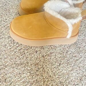 Koolaburra Tan Ankle Boots with Cream Fur Lining